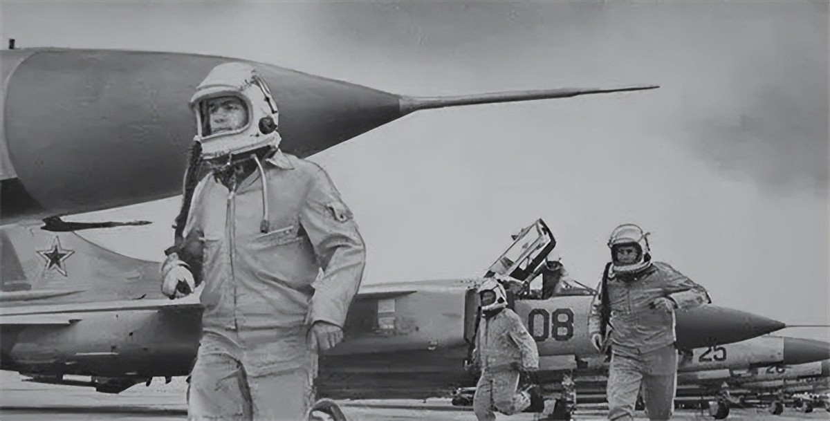 苏联飞行员驾机逃回祖国,苏联飞行员逃亡