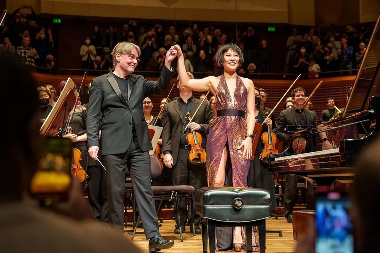 她穿紧身超短裙被骂18禁，手指狂飙4小时后，却让指挥家当场跪拜