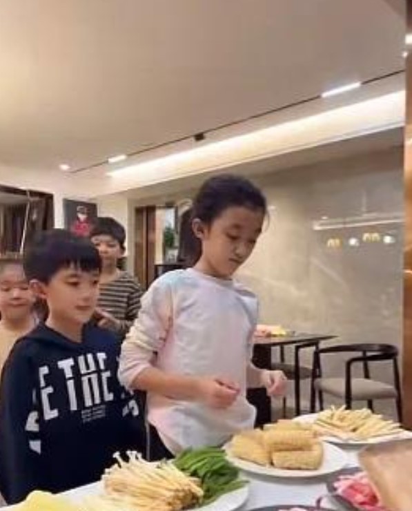 6个孩子每人配一个保姆，这位宝妈好奢侈，嫁亿万富豪住千平豪宅