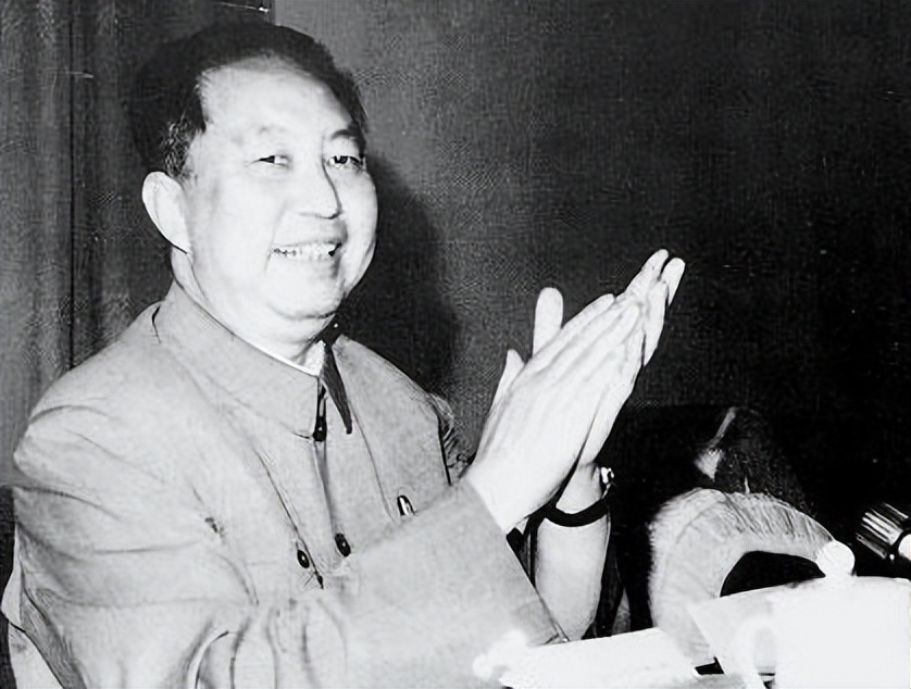 76年毛主席逝世，*东兴汪**看过悼词后提出一点意见，*国锋华**：我赞成