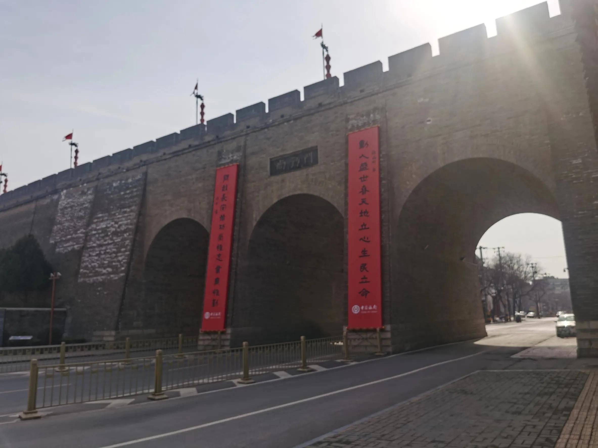 西安城墙城砖为什么是1984,西安城墙的砖全是现代的吗