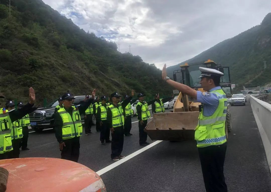 一线警事｜大保交警对塘子铺互通工程现场施工人员开展交通安全培训