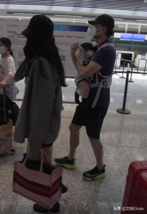 李光洁带着女儿外出,李光洁一家三口走机场
