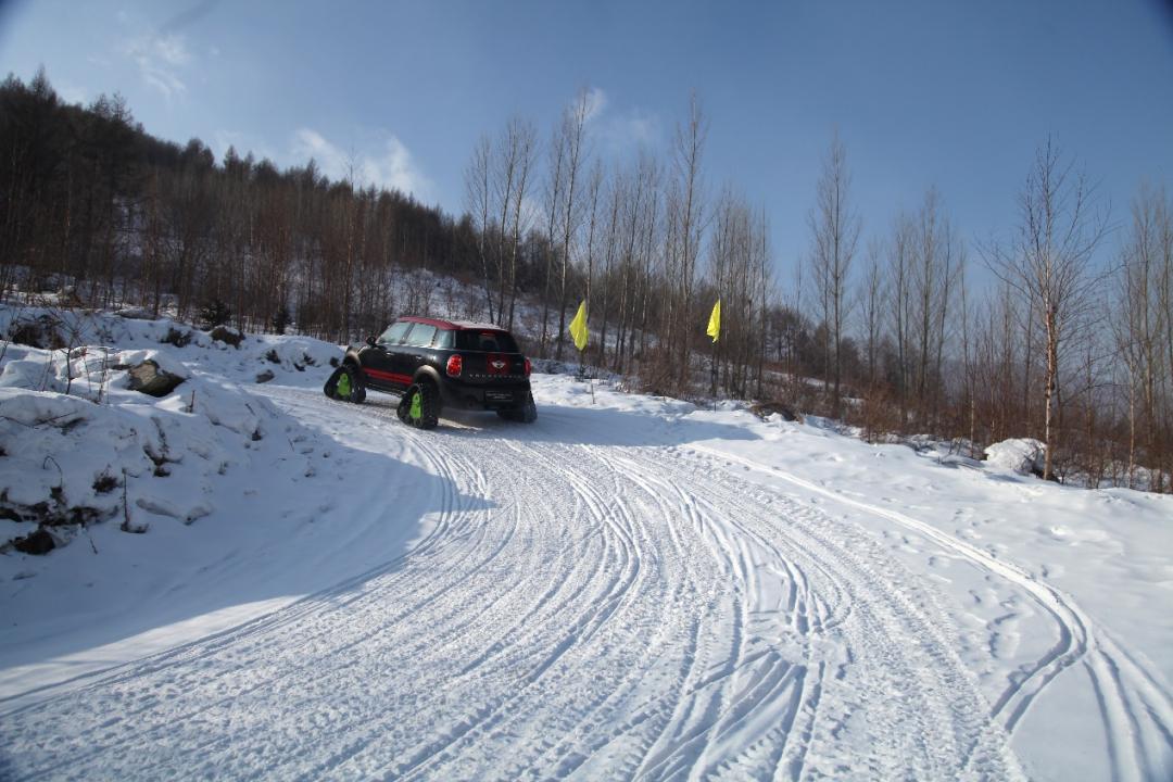冰雪之上完整版,冰雪路面如履平地的车
