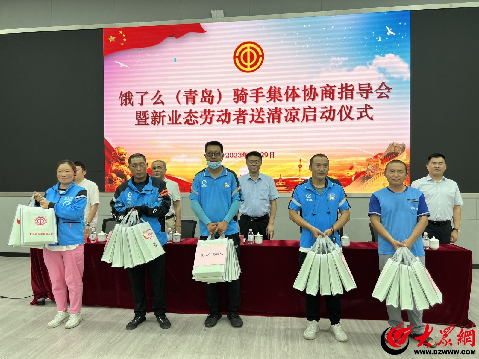 饿了么外卖骑手团建,饿了么青岛骑手