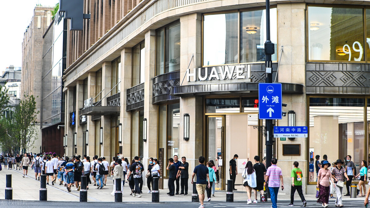 冲锋！华为年会口号“进攻是最好的防守”之下