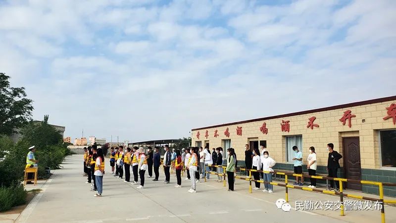 交警进学校开展暑假交通安全教育,民勤县公安交警走进驾校