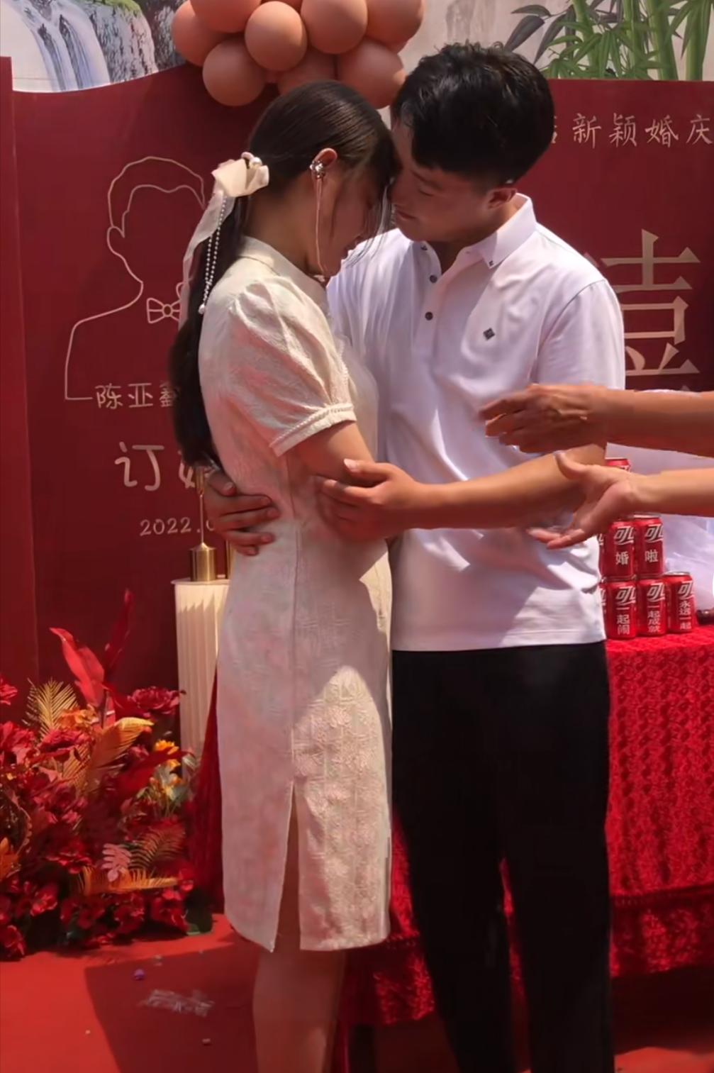 新人太害羞不会拥抱，大妈手把手教学，网友：一看就是相亲认识的