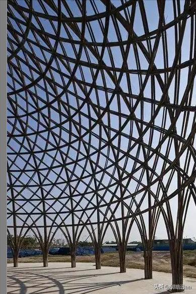 钢、竹、藤在混凝土中作钢筋的比较研究：拉伸和弯曲特性