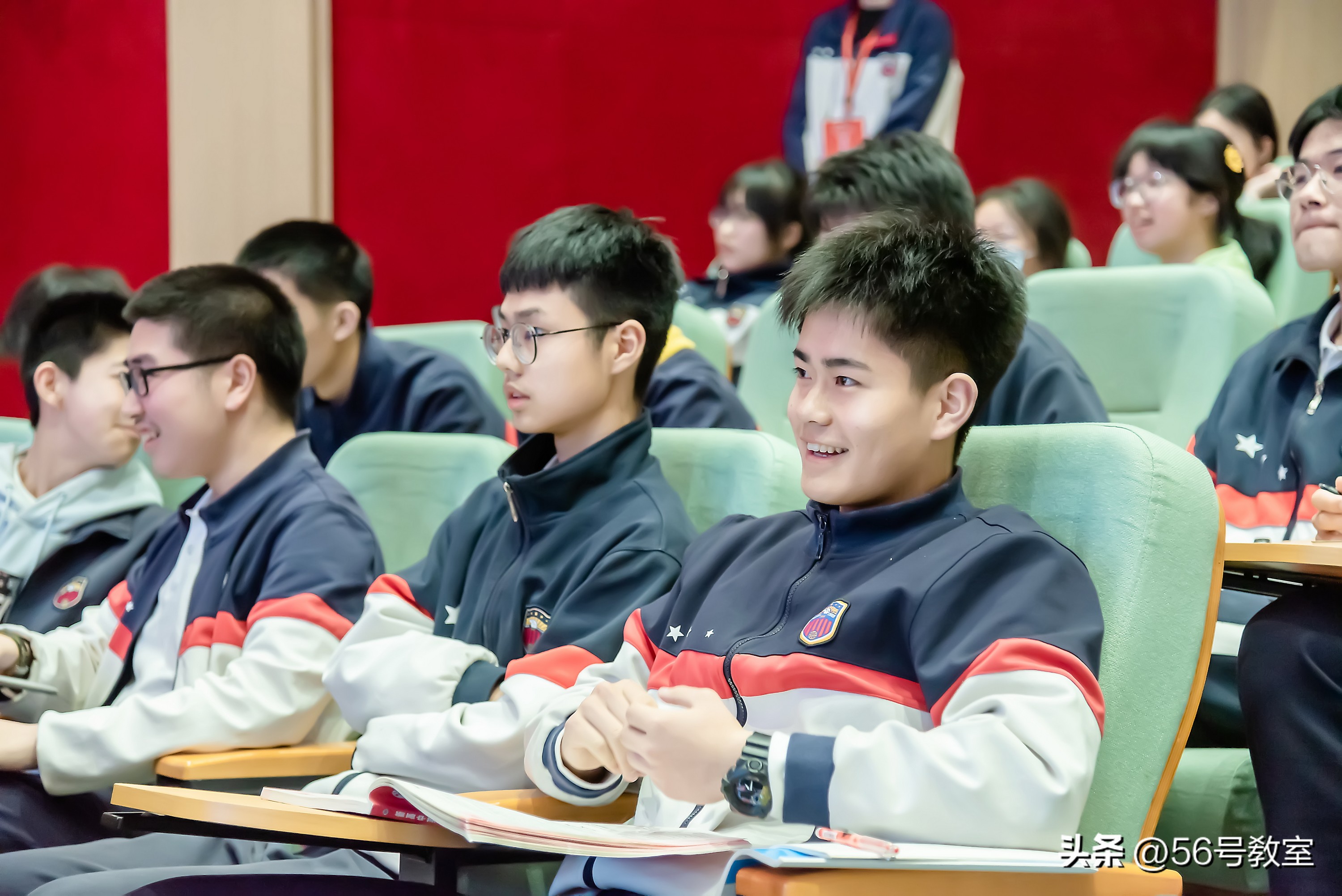 唇枪舌剑针锋相对相持不下,唇枪舌剑与针锋相对