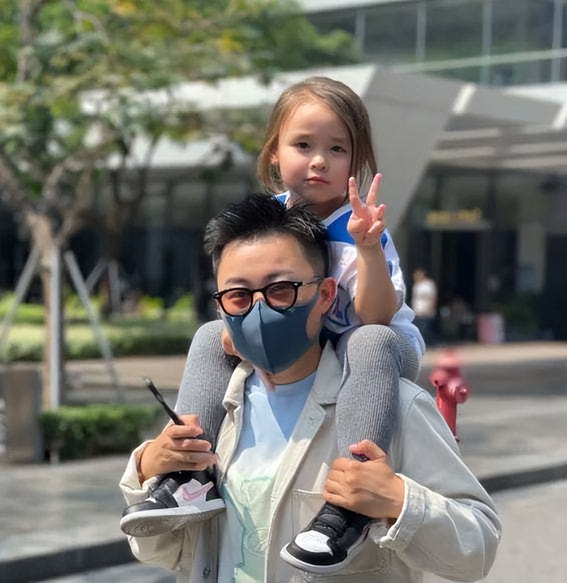 抖音90后网红富婆、日常养豹、出行包专机、到底是一种什么体验？