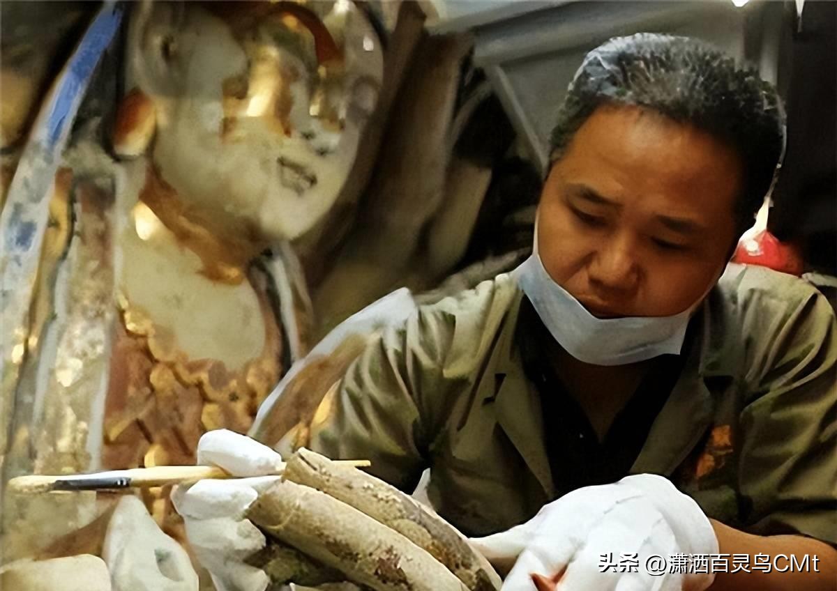 重庆工人维修800年观音像,重庆工人修复800年前观音