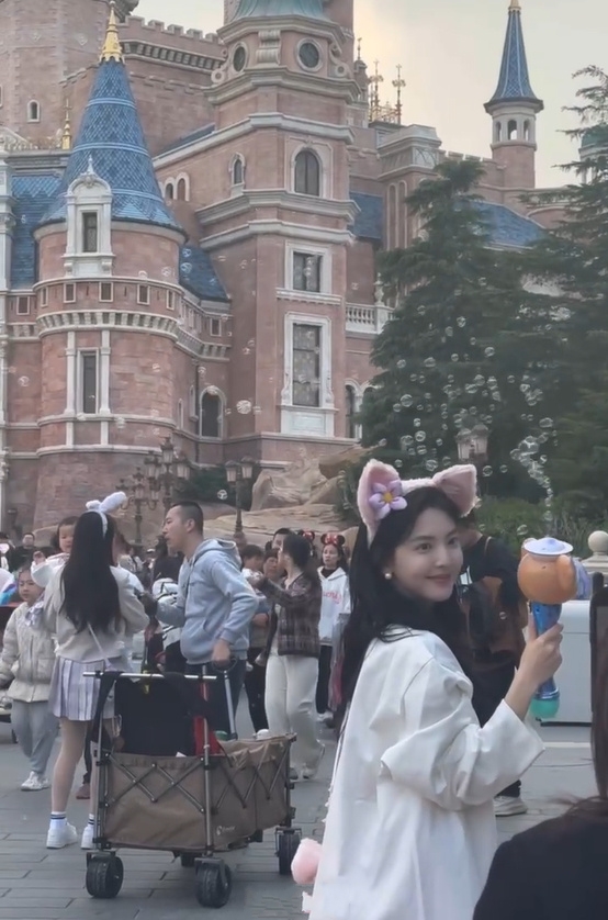 迪士尼偶遇奚梦瑶,奚梦瑶何超欣同框合影