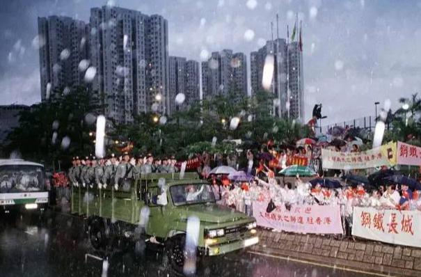 1997香港回归第一批驻港舰艇,英军航母护卫舰南海