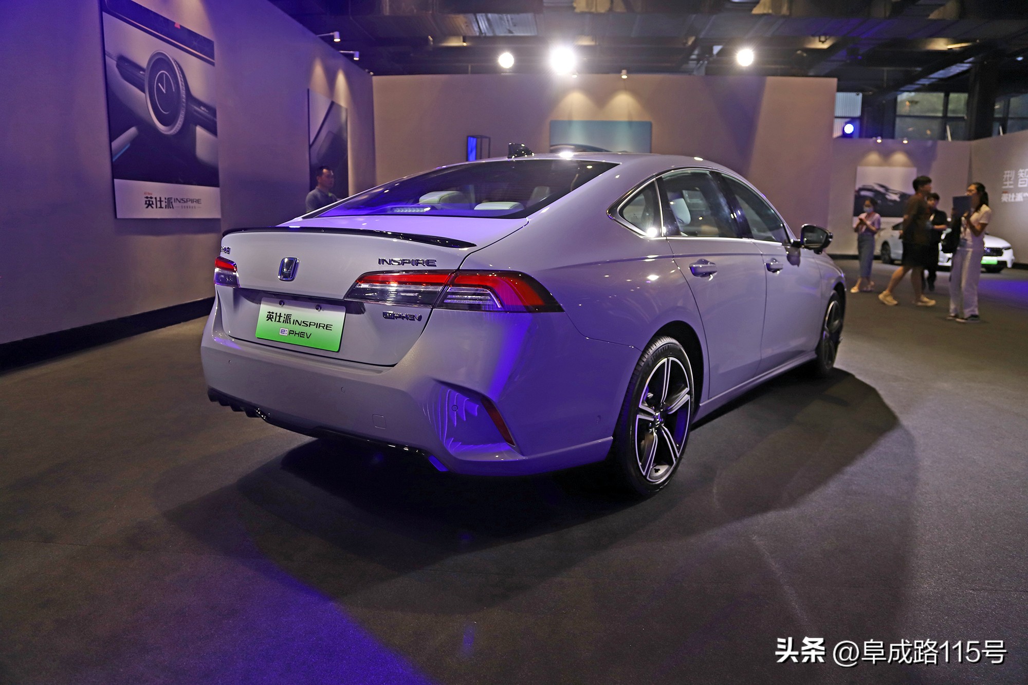 2018款本田英仕派,2022款本田英仕派黑白双拼外观