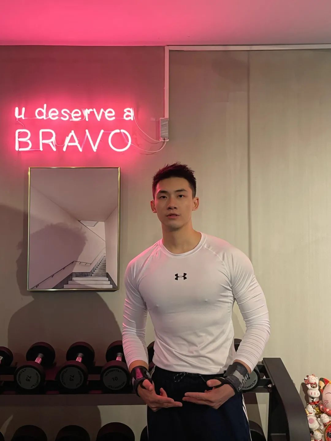 阳刚气十足的正装肌肉帅哥,正装腹肌小哥