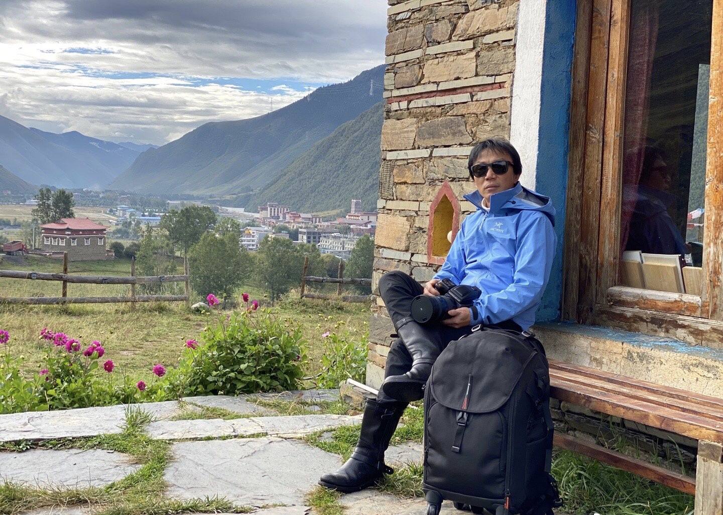 54岁四川男人,开蛋糕店身家20亿,离婚后玩摄影去过53次非洲