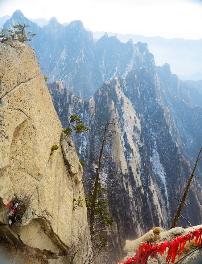 冬日里的华山银装素裹,冬日登上秦岭山脊