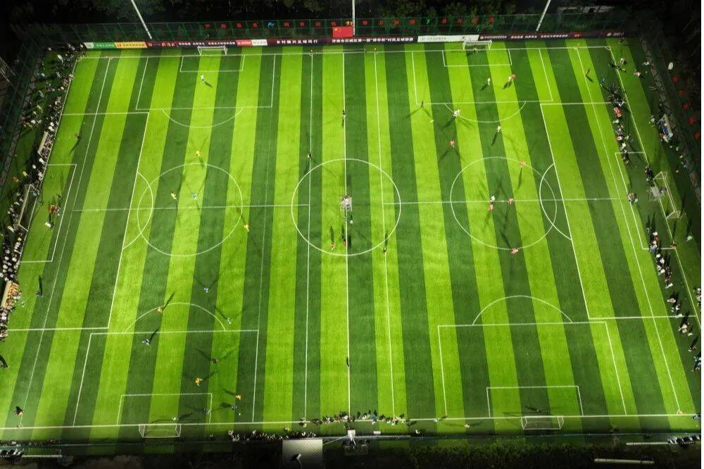 我们的足球“村超”超炫酷！嘿！兄弟，一起踢球吧~