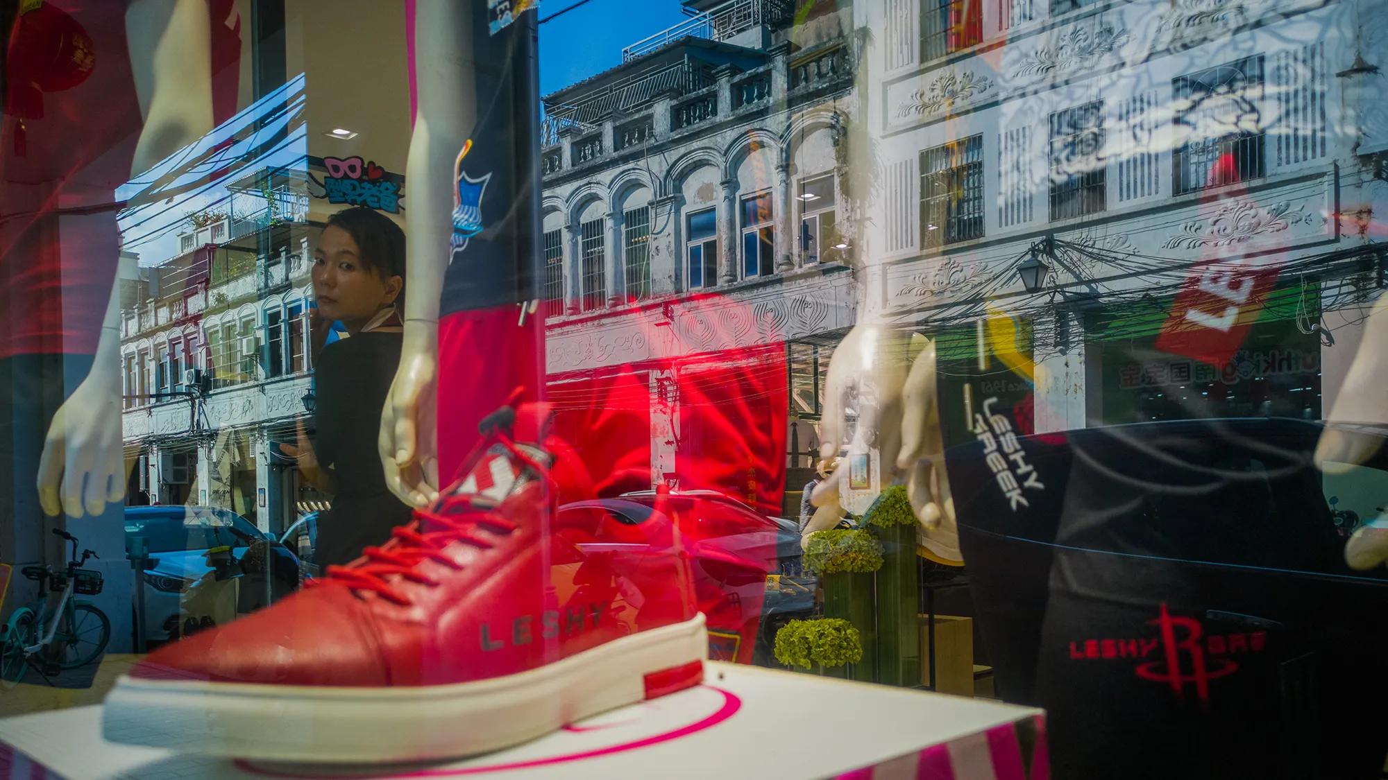 老巷的橱窗,橱窗里的街景