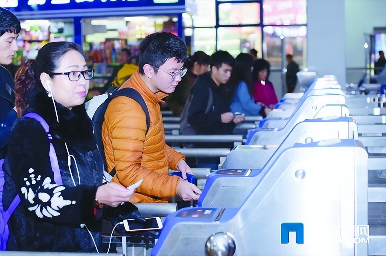 为何大家在火车站都排队买票，而不是直接用身份证取票？