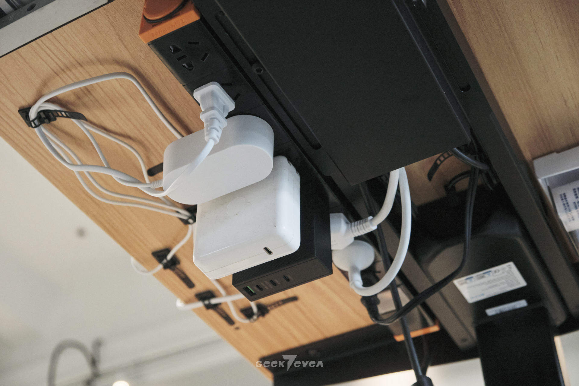 工位办公桌布置,给自己布置一个温馨的工作环境