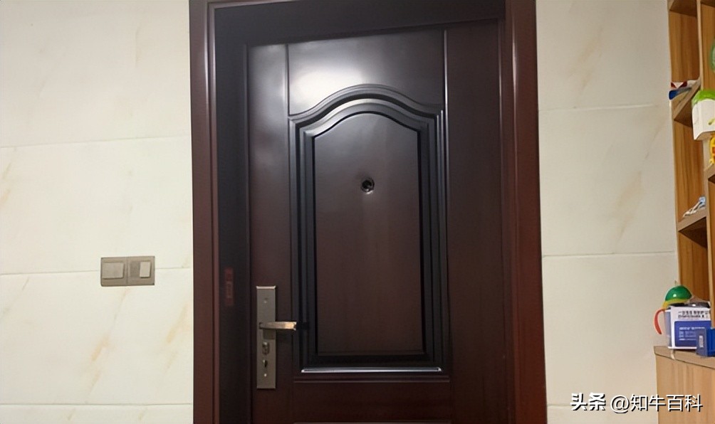 陌生人敲门从猫眼看有危险吗,用猫眼看陌生人敲门