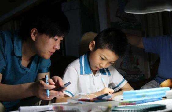 小学生偷东西被老板发现教育,小学生偷东西家长该怎么处理