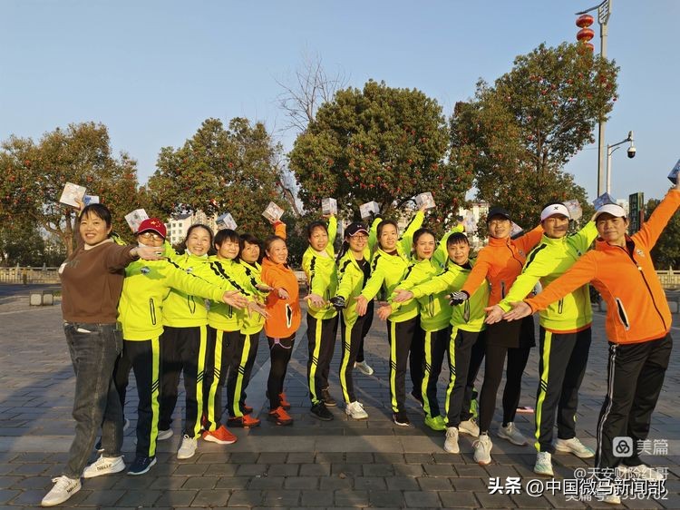 向雷锋同志学习60周年纪念活动,向雷锋同志学习题词视频