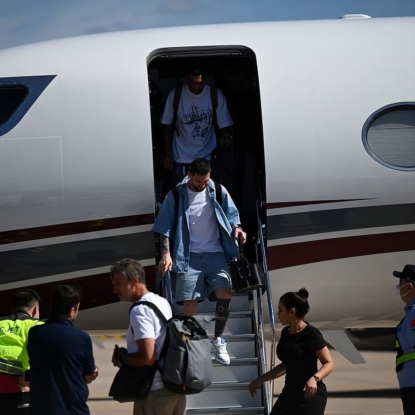 梅西颜值巅峰穿西装,梅西中国行穿的牛仔短裤