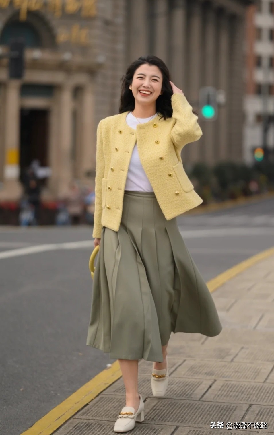 现在乐福鞋穿搭,今年乐福鞋流行亮皮还是哑光