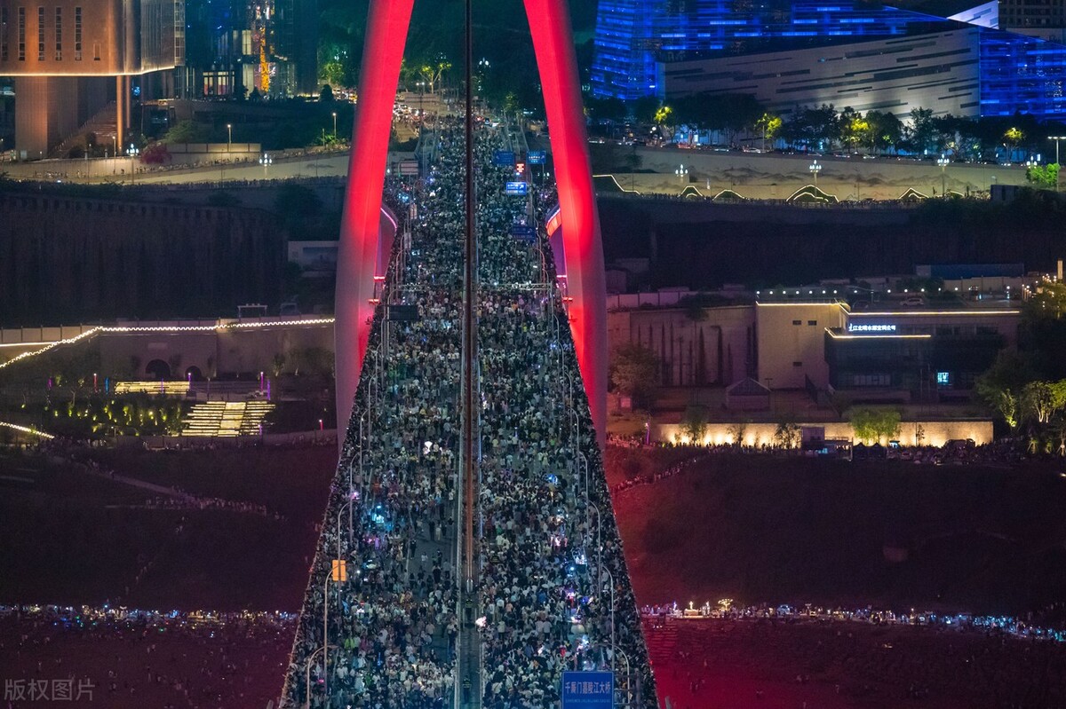 实力宠粉，重庆旅游爆火，交警封桥为游客让路！