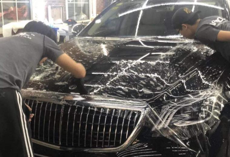 男子喜提新车回家就被撞坏后续,男子喜提新车遭人怨恨多次划伤