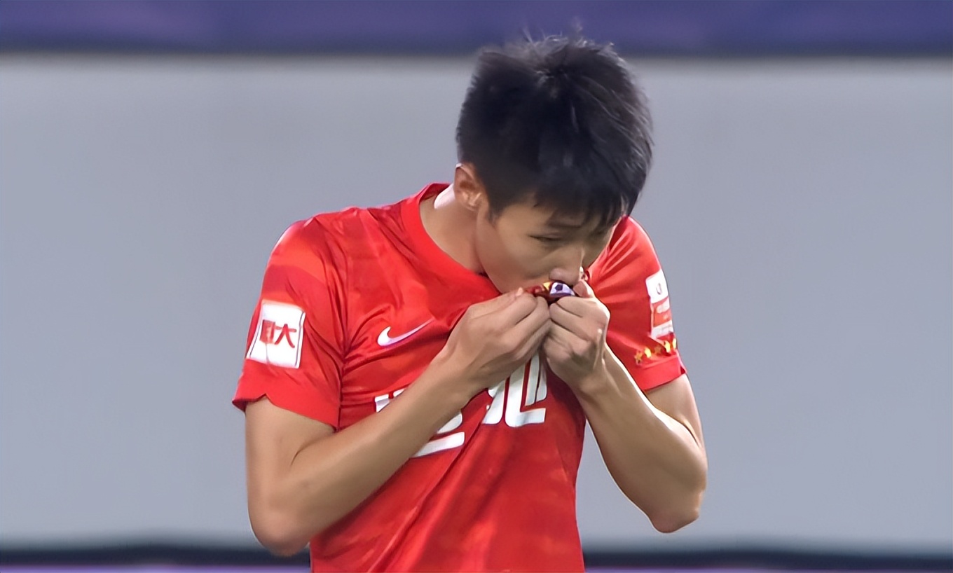 尴尬！留洋第一课：前国安前锋跟恒大“小将”上演机场狂飙