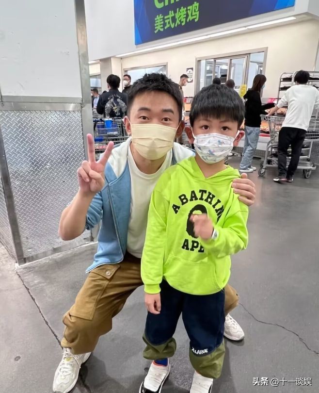 杨迪跟粉丝合影,杨迪路人照