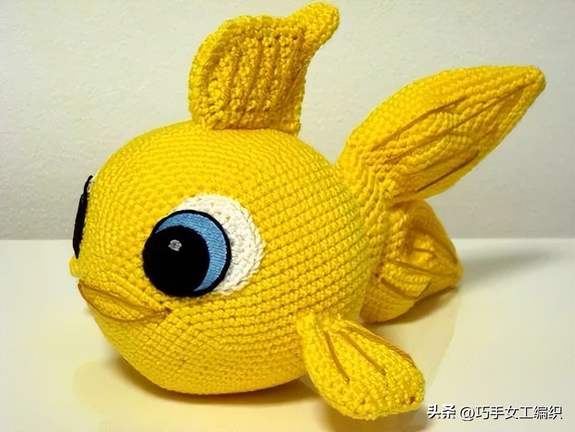 她只用零线就把鱼钩出了百变的花样，还超实用，真是太聪明了！