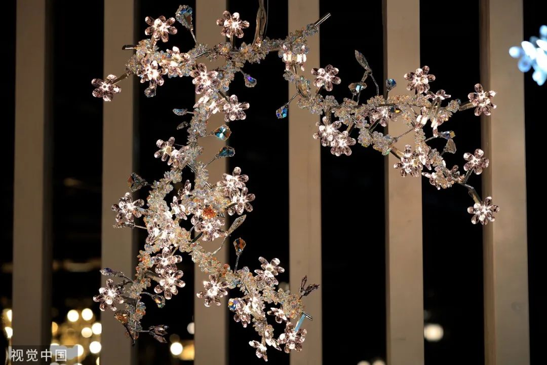 疯狂收割女星的富豪，突然栽了