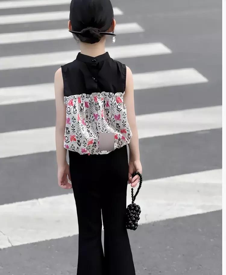 妈妈在地铁上为女孩拍摄成人视频的视频，刷爆软色情无数！