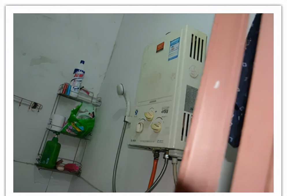 女子突发疾病倒地晕厥,女子洗澡晕倒差点溺水