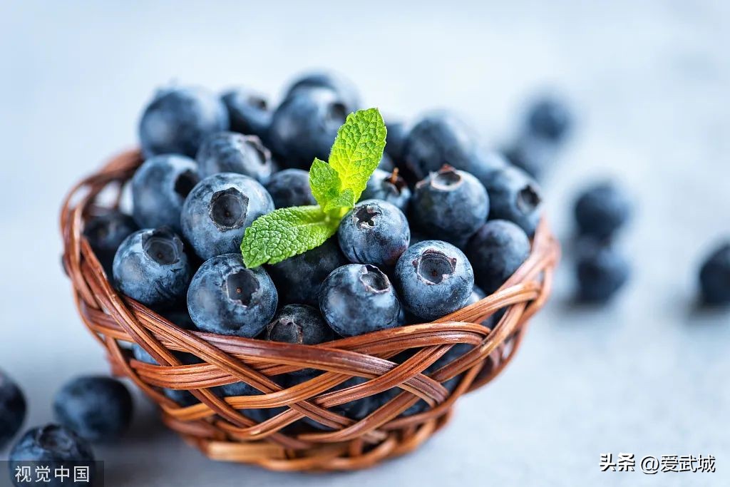 吃蓝莓和吃胡萝卜哪个对视力更好,缓解视力吃蓝莓叶黄素有效果吗