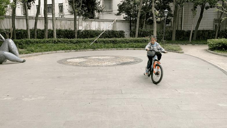 可以让小孩玩的越野车,柒小佰儿童变速山地自行车测评