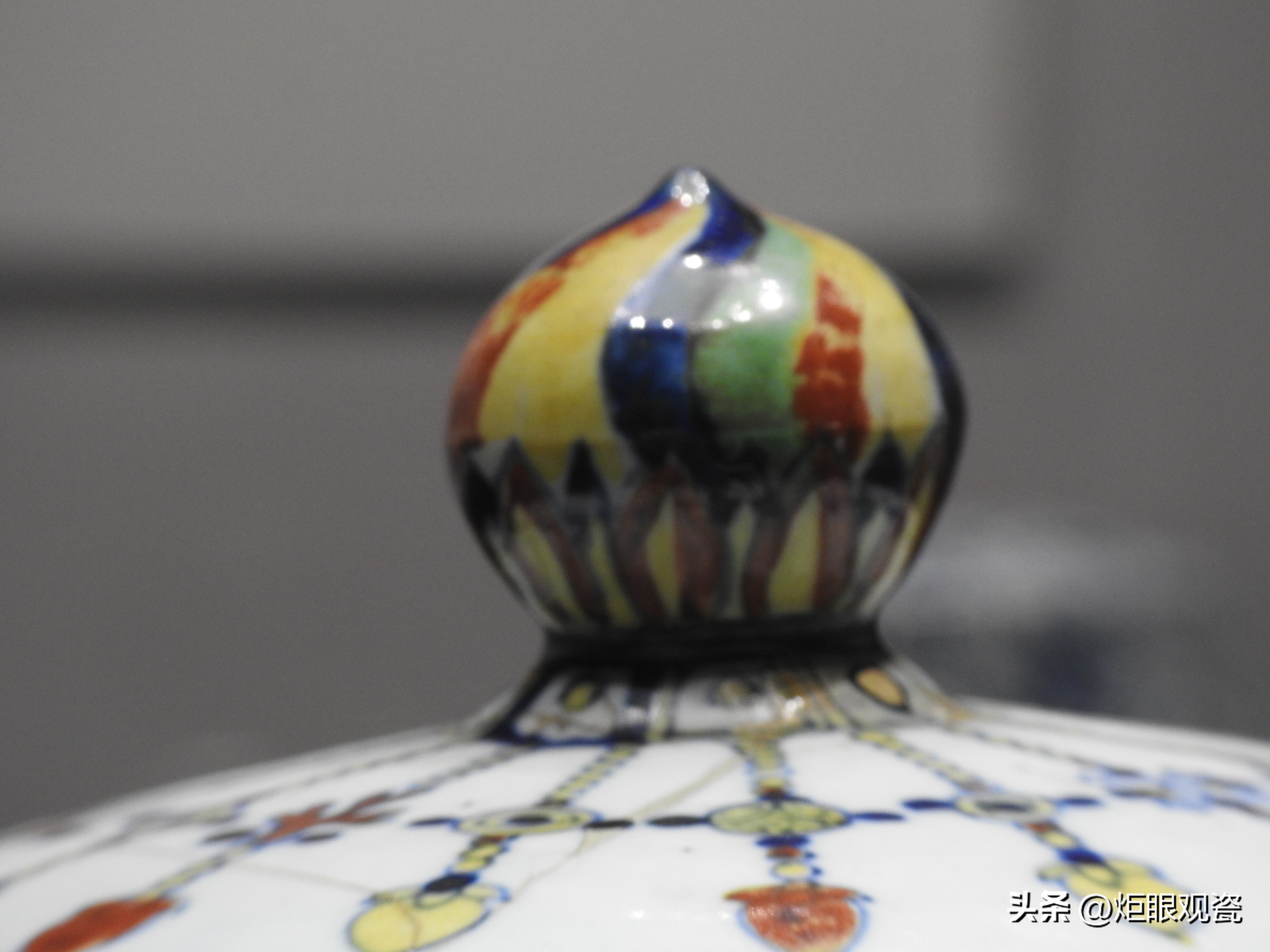 鱼乐其中——细观嘉靖五彩鱼藻纹罐的黄上红、翡翠绿、回石青