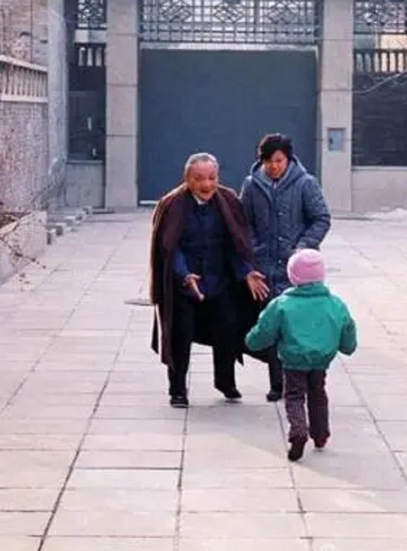 1997年*小平邓**逝世，卓琳含泪致信江*民泽**：小平临终前交代4个嘱托