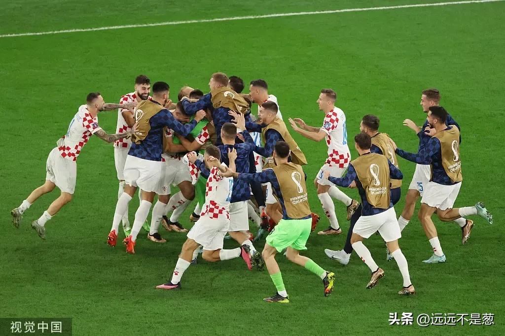 内马尔哭得最惨一次,内马尔抱膝痛哭克罗地亚安慰