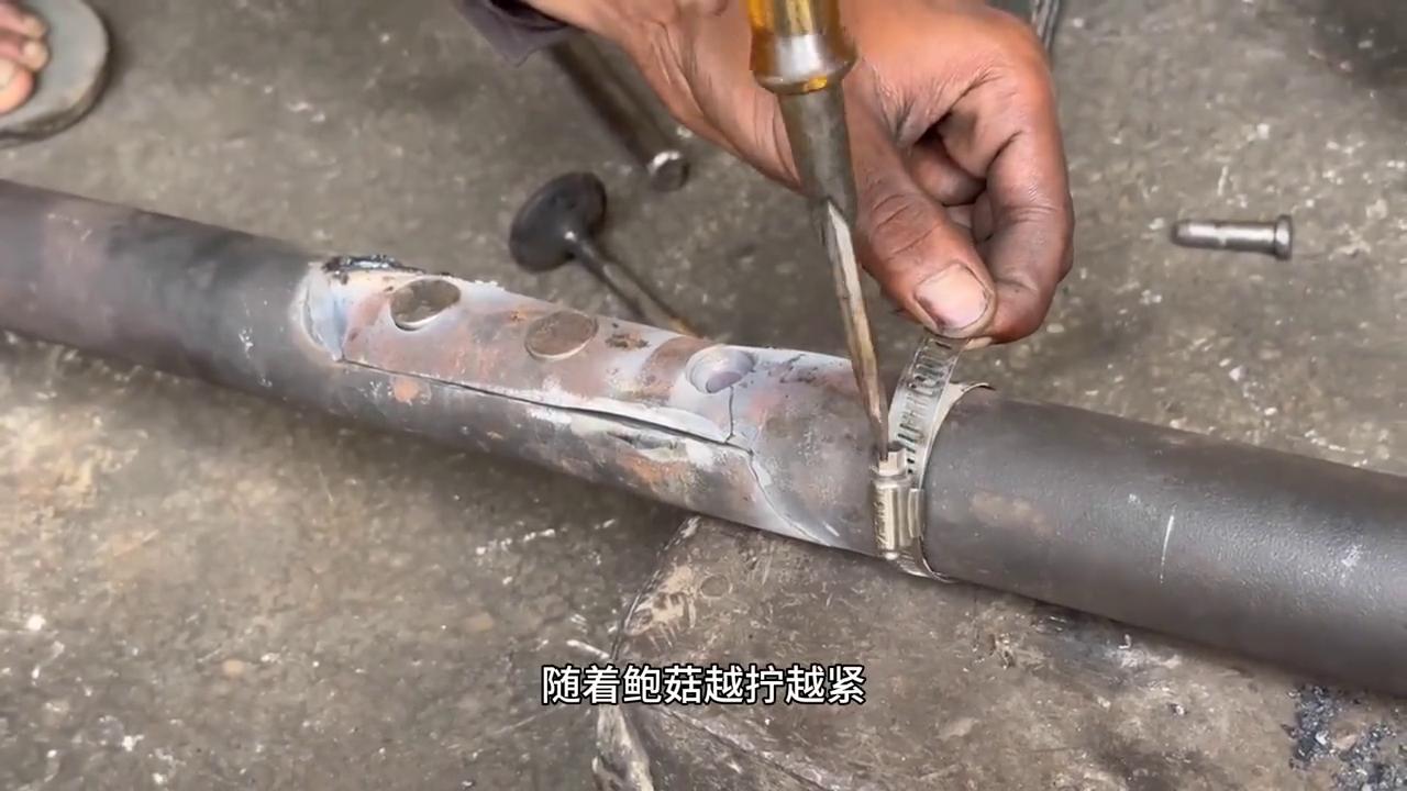 巴铁师傅三颗铆钉修复断裂的卡车半轴#专业的事交给专业的人