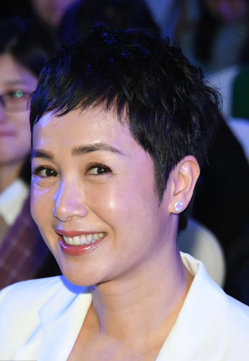 李一桐飞机上不雅动作被骂惨，遭人民日报批评，没素质明星不止她