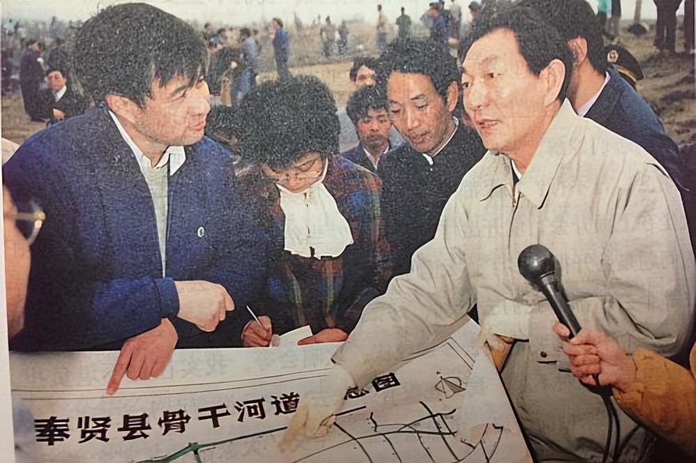 1998年，*镕基朱**反腐遭人质疑，江同志：*党**就是你的后盾