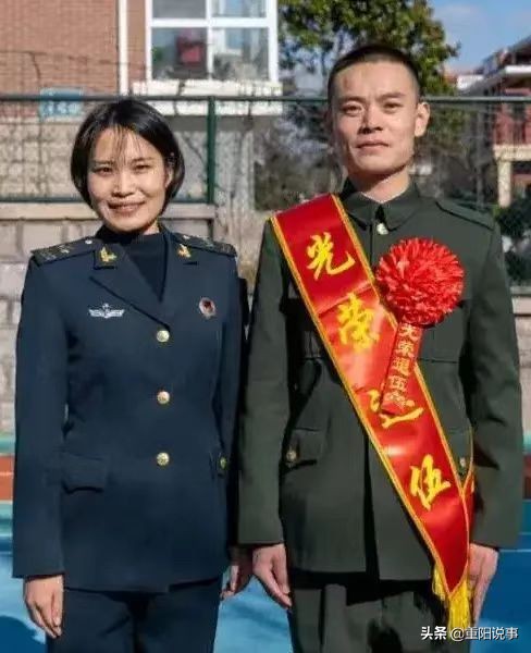 军嫂亲手为丈夫戴上新军衔,军嫂亲自为丈夫卸衔