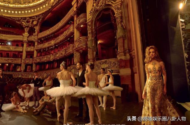 37岁伊莲娜吊打卡戴珊家金小妹，肩抗狮子头好轻松，自己赚钱真爽