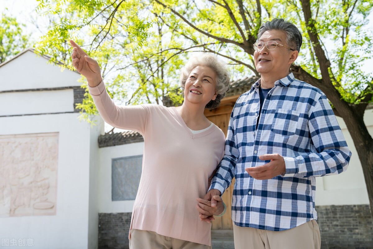 58岁的二婚老伴每月给5000元,62岁阿姨哭诉再婚老伴一再纵容